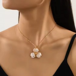 Zarif Beyaz Renk Çiçek Kolye, Gold Zincirli | Günlük ve Özel Günler İçin