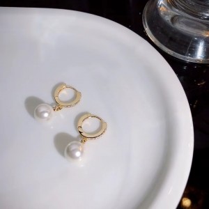 Antialerjik Gold Çelik 10 mm İnci Küpe – Zirkon Işıltısı ile Şıklığınızı Tamamlayın