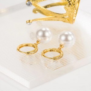 Şık ve Minimalist Gold 12 mm İnci Küpe – Kararma Yapmaz, Zirkon Detaylı Çelik Küpe Şık ve Minimalist Gold 12 mm İnci Küpe – Kararma Yapmaz, Zirkon Detaylı Çelik Küpe