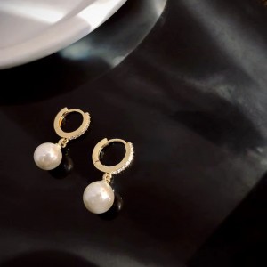 Şık ve Minimalist Gold 12 mm İnci Küpe – Kararma Yapmaz, Zirkon Detaylı Çelik Küpe Şık ve Minimalist Gold 12 mm İnci Küpe – Kararma Yapmaz, Zirkon Detaylı Çelik Küpe
