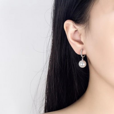Şık ve Minimalist Gümüş 12 mm İnci Küpe – Kararma Yapmaz, Zirkon Detaylı Çelik Küpe Şık ve Minimalist Gümüş 12 mm İnci Küpe – Kararma Yapmaz, Zirkon Detaylı Çelik Küpe