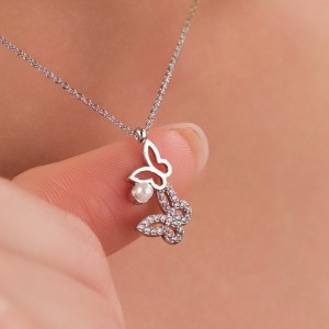 Zirkon Taşlı Kelebek ve İnci Detaylı Gümüş Renk Çelik Kolye