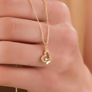 Kelebek Detaylı Kalp Kolye, Altın Kaplama & Zarif Tasarım Kelebek Detaylı Kalp Kolye, Altın Kaplama & Zarif Tasarım