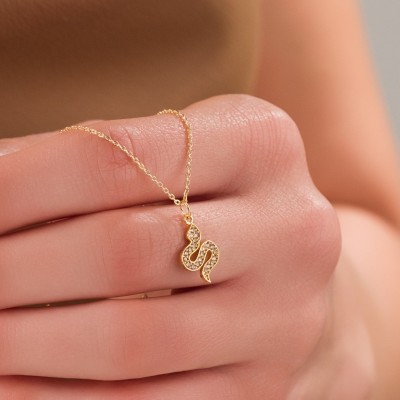 Yılan Figürlü Zirkon Taşlı Kolye, Altın Renk, Güçlü ve Şık Tasarım Yılan Figürlü Zirkon Taşlı Kolye, Altın Renk, Güçlü ve Şık Tasarım