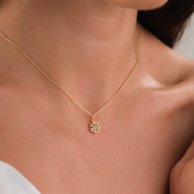 Kar Tanesi Figürlü Zirkon Taşlı Kolye, Altın Renk, Işıltılı ve Zarif Kış Tasarımı