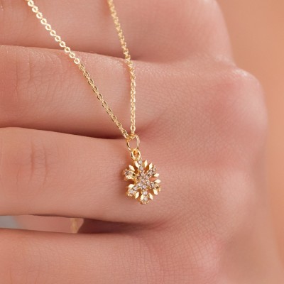 Kar Tanesi Figürlü Zirkon Taşlı Kolye, Altın Renk, Işıltılı ve Zarif Kış Tasarımı Kar Tanesi Figürlü Zirkon Taşlı Kolye, Altın Renk, Işıltılı ve Zarif Kış Tasarımı