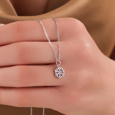 Kar Tanesi Figürlü Zirkon Taşlı Kolye, Gümüş Renk, Işıltılı ve Zarif Kış Tasarımı