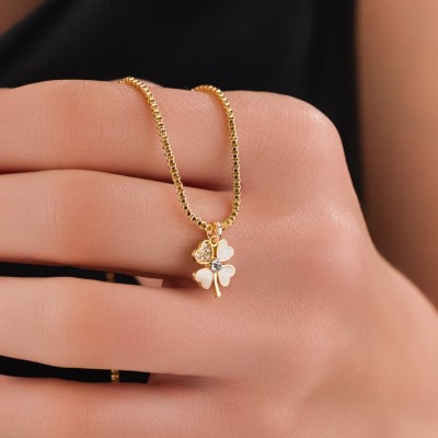 Şans Yoncası Figürlü Kadın Kolye , Zirkon Taş Detaylı, Kararmaz Şık Takı - Gümüş Kaplama Sedef Yonca Şans Yoncası Figürlü Kadın Kolye , Zirkon Taş Detaylı, Kararmaz Şık Takı - Gümüş Kaplama Sedef Yonca