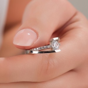 Zirkon Taşlı Gümüş Renk Kadın Tek Taş Alyans Yüzük | 18 Numara / 19 mm