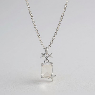 Minimal Kadın Kolye, Gümüş Zincir Üzerinde Yıldız ve Taş Detay Minimal Kadın Kolye, Gümüş Zincir Üzerinde Yıldız ve Taş Detay