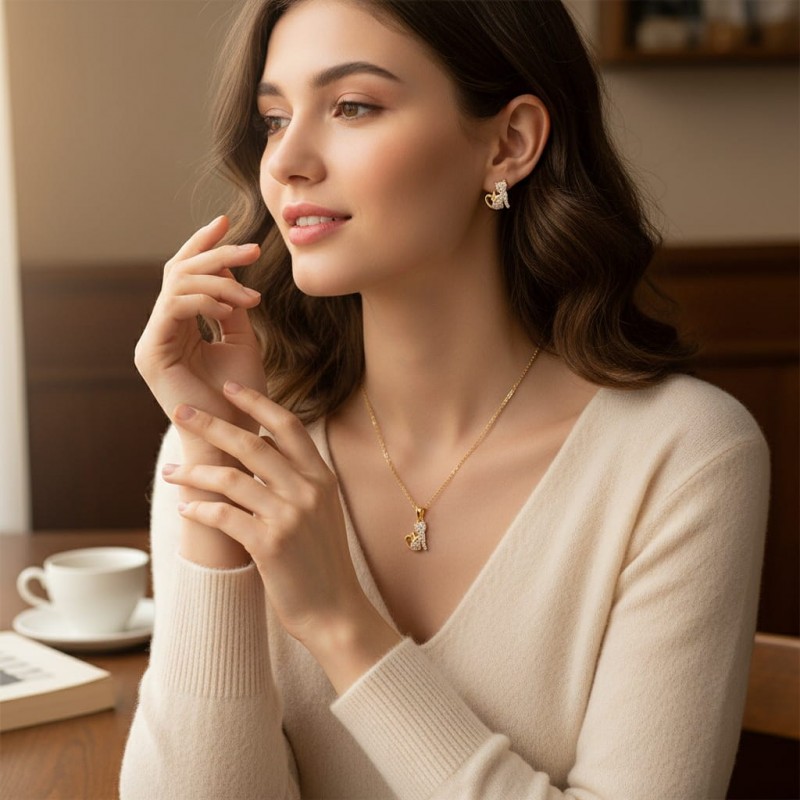 Kedi Figürlü Zirkon Taşlı Kolye Küpe Seti Gold Renk - Özel Hediye Kutulu Kedi Figürlü Zirkon Taşlı Kolye Küpe Seti Gold Renk - Özel Hediye Kutulu