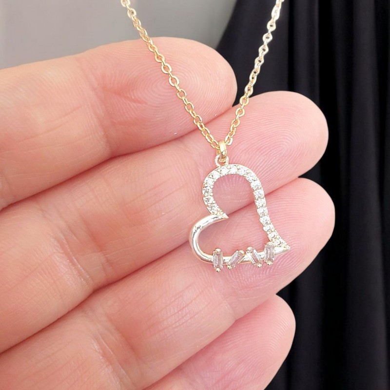 Baget Taş Detaylı Kalp Tasarım Zirkon Çelik Kolye - Gold Renk - Işıltılı Model Baget Taş Detaylı Kalp Tasarım Zirkon Çelik Kolye - Gold Renk - Işıltılı Model