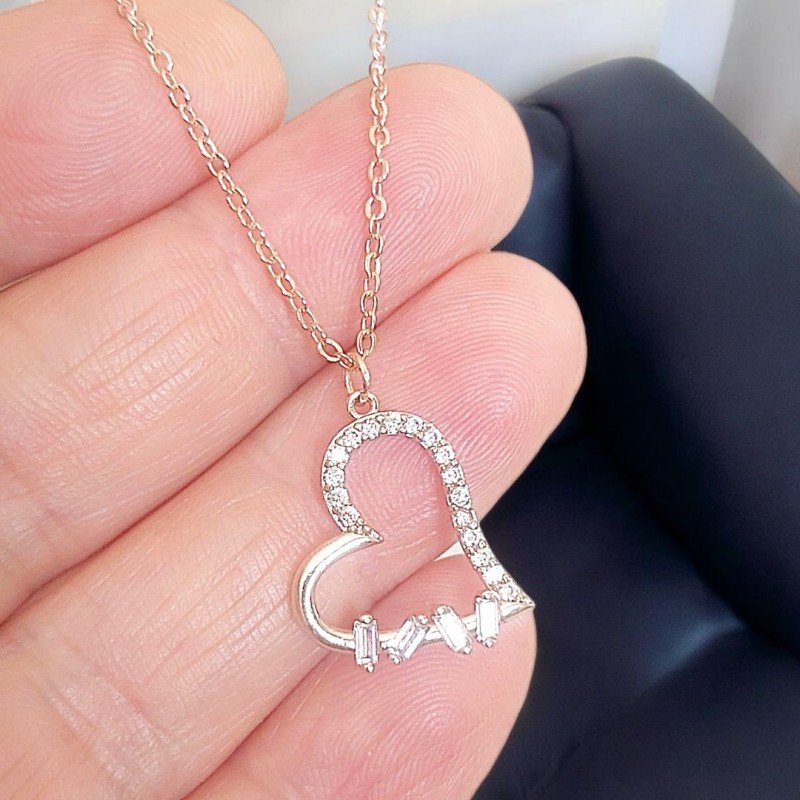 Baget Taş Detaylı Kalp Tasarım Zirkon Çelik Kolye - Gold Renk - Işıltılı Model Baget Taş Detaylı Kalp Tasarım Zirkon Çelik Kolye - Gold Renk - Işıltılı Model