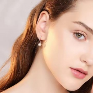 Zirkon Taşlı Gümüş 8 mm İnci Küpe – Şık ve Zarif Tasarım