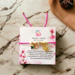 Renkli Charmlı Bayan Bileklik - Ayarlanabilir, Şık ve Kararmaz Tasarım Pembe Kordon  Renkli Charmlı Bayan Bileklik - Ayarlanabilir, Şık ve Kararmaz Tasarım Pembe Kordon