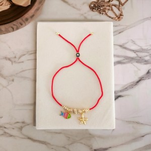 Minimalist Charmlı Bileklik - Şık ve Zarif Tasarım, Ayarlanabilir ve Kararmaz Özellik - Kırmızı Renkli 