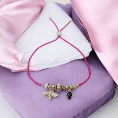 Altın Kaplama Charm Detaylı Fuşya İpli Ayarlanabilir Bileklik – Arı ve Nazar Boncuğu Charm Tasarım  Altın Kaplama Charm Detaylı Fuşya İpli Ayarlanabilir Bileklik – Arı ve Nazar Boncuğu Charm Tasarım