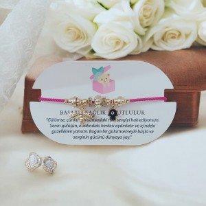 Altın Kaplama Charm Detaylı Fuşya İpli Ayarlanabilir Bileklik – Arı ve Nazar Boncuğu Charm Tasarım  Altın Kaplama Charm Detaylı Fuşya İpli Ayarlanabilir Bileklik – Arı ve Nazar Boncuğu Charm Tasarım