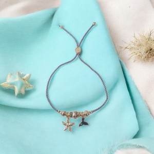 Altın Kaplama Charm Detaylı Gri İpli Ayarlanabilir Bileklik – Deniz Yıldızı ve Balina Kuyruğu Nazar Boncuğu Charm Altın Kaplama Charm Detaylı Gri İpli Ayarlanabilir Bileklik – Deniz Yıldızı ve Balina Kuyruğu Nazar Boncuğu Charm