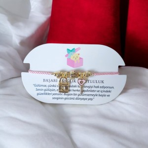 Anahtar ve Kilit Charmlı Pembe İpli Ayarlanabilir Antialerjik Bileklik – Aşk ve Güvenin Sembolü Anahtar ve Kilit Charmlı Pembe İpli Ayarlanabilir Antialerjik Bileklik – Aşk ve Güvenin Sembolü