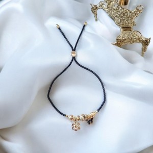 Kelebek ve Çiçek Charmlı Siyah İpli Ayarlanabilir Antialerjik Bileklik – Zarafet ve Yenilenmenin Sembolü 