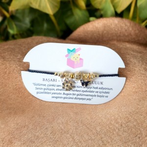 Kelebek ve Çiçek Charmlı Siyah İpli Ayarlanabilir Antialerjik Bileklik – Zarafet ve Yenilenmenin Sembolü Kelebek ve Çiçek Charmlı Siyah İpli Ayarlanabilir Antialerjik Bileklik – Zarafet ve Yenilenmenin Sembolü