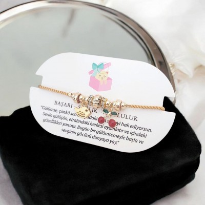 Kiraz ve Kuş Charmlı Hardal Renk Ayarlanabilir Kordon Bileklik – Kararmaz & Şık Tasarım