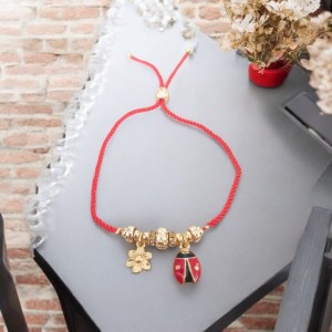 Uğur Böceği ve Çiçek Charmlı Kırmızı Kordon Ayarlanabilir Bileklik – Kararmaz & Şık Tasarım