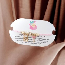 Anahtar ve Kilit Detaylı Charm Pembe Renk Ayarlanabilir Kordon Bileklik – Kararmaz & Şık Tasarım Anahtar ve Kilit Detaylı Charm Pembe Renk Ayarlanabilir Kordon Bileklik – Kararmaz & Şık Tasarım