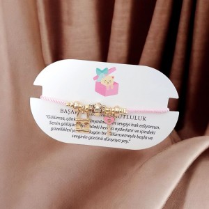 Anahtar ve Kilit Detaylı Charm Pembe Renk Ayarlanabilir Kordon Bileklik – Kararmaz & Şık Tasarım Anahtar ve Kilit Detaylı Charm Pembe Renk Ayarlanabilir Kordon Bileklik – Kararmaz & Şık Tasarım