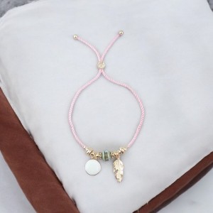 Yaprak Charmlı Pembe Renk Ayarlanabilir Bileklik – Kararmaz & Şık Tasarım