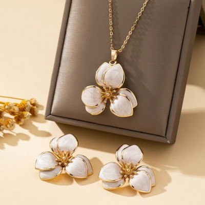 Modern Çiçek Desenli Takı Seti, Beyaz & Gold Renk | Günlük ve Özel Günler İçin Modern Çiçek Desenli Takı Seti, Beyaz & Gold Renk | Günlük ve Özel Günler İçin
