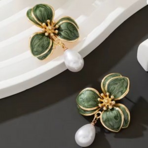 İncili Çiçek Küpe, Kararmaz Altın Kaplama & Yeşil Renk Modern Tasarım