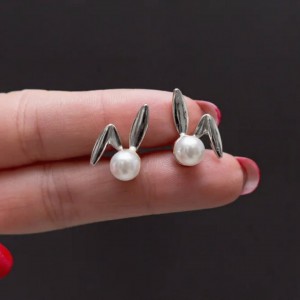 İnciyle Buluşan Doğal Zarafet - Antialerjik Çelik Küpe Gümüş Renk