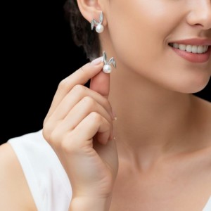 İnciyle Buluşan Doğal Zarafet - Antialerjik Çelik Küpe Gümüş Renk İnciyle Buluşan Doğal Zarafet - Antialerjik Çelik Küpe Gümüş Renk