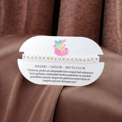 El Yapımı Papatya Desenli Beyaz Miyuki Boncuk Bileklik – Anlamlı & Şık Aksesuar