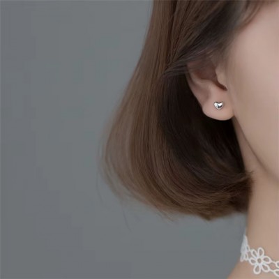 Kalp Model Minimalist Küpe | Paslanmaz Çelik, Gümüş Kaplama, Antialerjik Kalp Model Minimalist Küpe | Paslanmaz Çelik, Gümüş Kaplama, Antialerjik