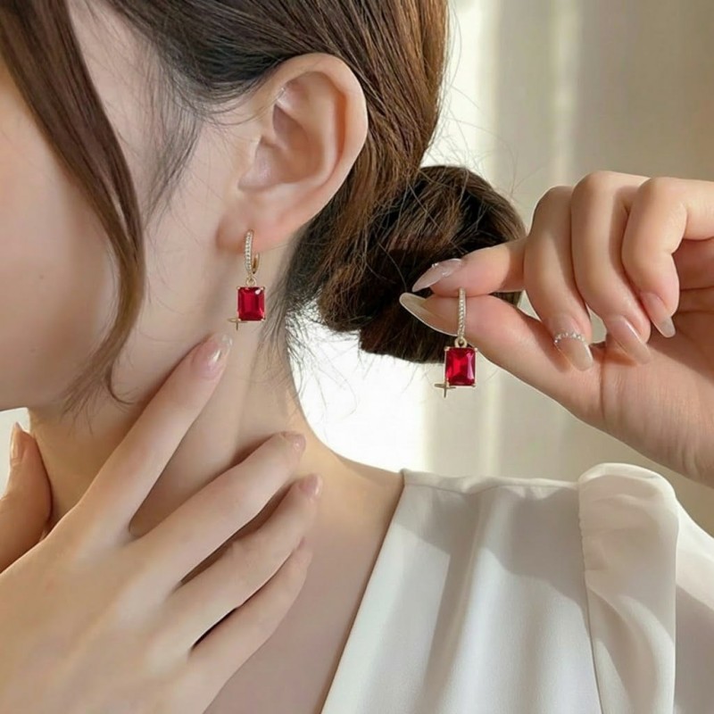 Kırmızı Baget Taşlı Yıldız Detaylı Gold Çelik Küpe Kırmızı Baget Taşlı Yıldız Detaylı Gold Çelik Küpe