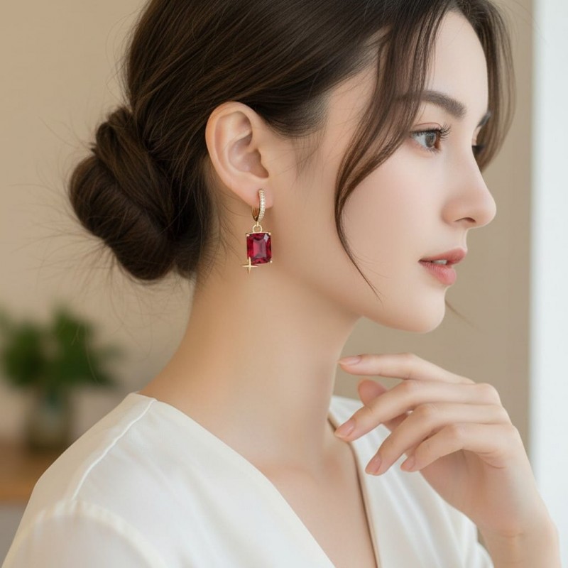 Kırmızı Baget Taşlı Yıldız Detaylı Gold Çelik Küpe Kırmızı Baget Taşlı Yıldız Detaylı Gold Çelik Küpe