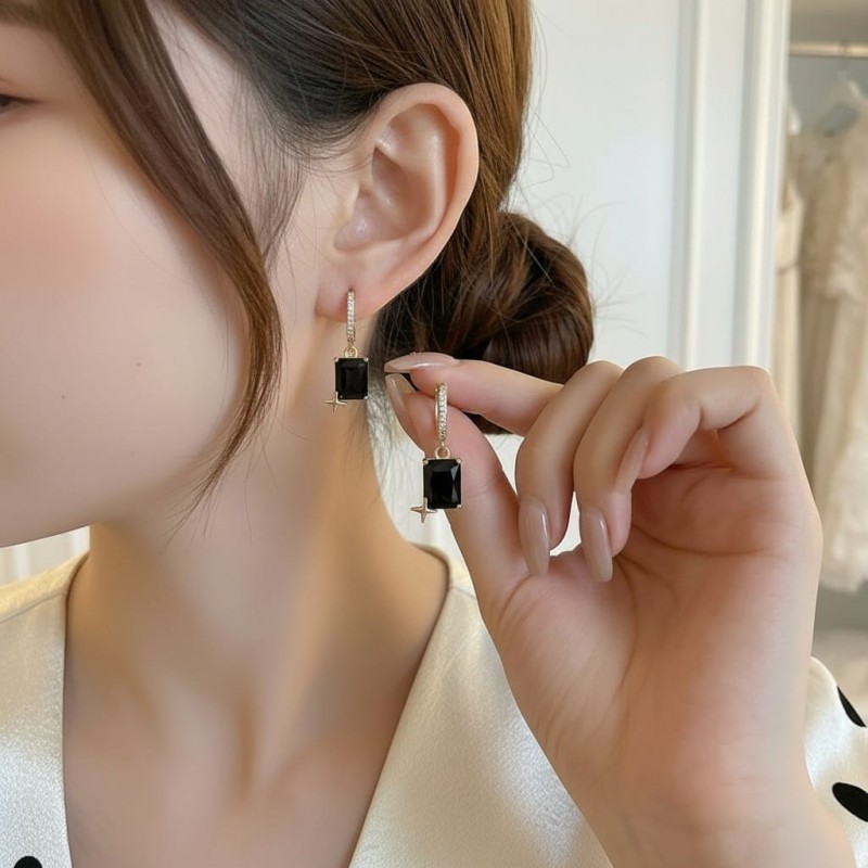 Siyah Baget Taşlı Yıldız Detaylı Gold Çelik Küpe Siyah Baget Taşlı Yıldız Detaylı Gold Çelik Küpe