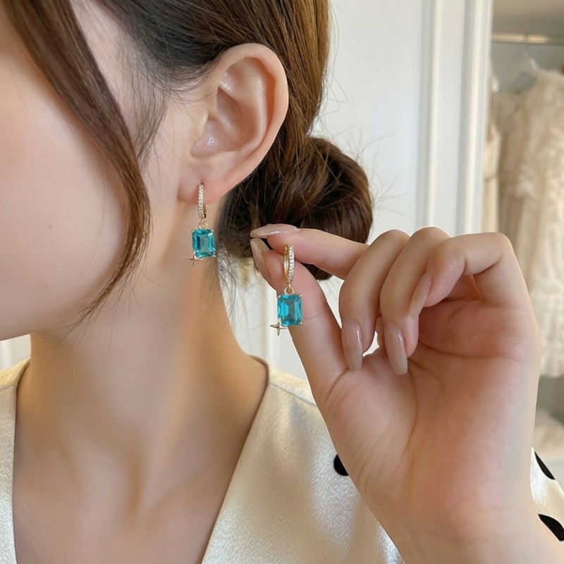 Turkuaz Yeşili Baget Taşlı Yıldız Detaylı Gold Çelik Küpe Turkuaz Yeşili Baget Taşlı Yıldız Detaylı Gold Çelik Küpe