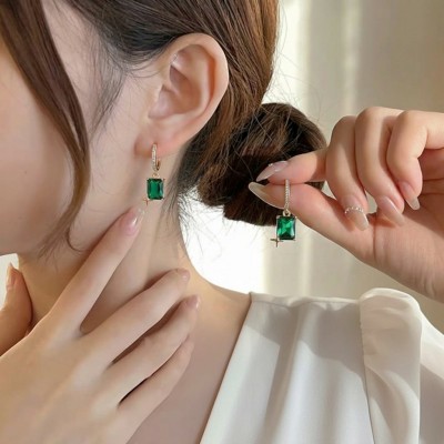 Zümrüt Yeşili Baget Taşlı Yıldız Detaylı Gold Çelik Küpe