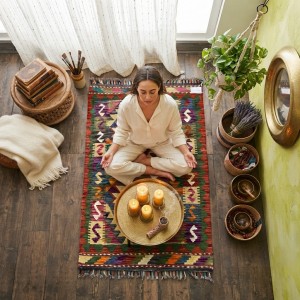 Evinize Sıcak Bir Karşılama: Kök Boya %100 Yün El Dokuma Otantik Kilim (122 x 75 cm)