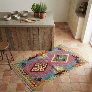 Nostaljik Kış Keyfinin Eşlikçisi: Kök Boya %100 Yün El Dokuma Otantik Kilim (125 x 84 cm)
