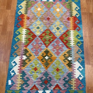 Doğayla İç İçe Özgür Anlar: Kök Boya %100 Yün El Dokuma Otantik Kilim (121 x 85 cm)