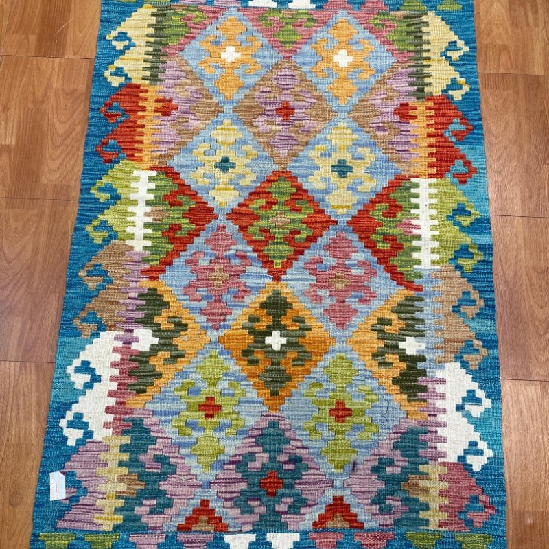 Doğayla İç İçe Özgür Anlar: Kök Boya %100 Yün El Dokuma Otantik Kilim (121 x 85 cm)