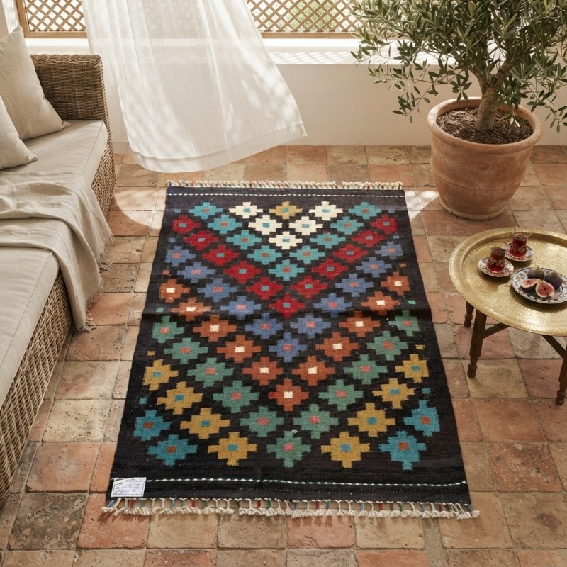 Samimi Sohbetlerin Sıcak Dokusu: Kök Boya %100 Yün El Dokuma Otantik Kilim (120 x 81 cm)