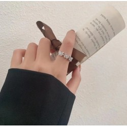 Ayarlanabilir Taşlı Kelebek Yüzük, Şıklık ve Zarafet Bir Arada | Gümüş Renk
