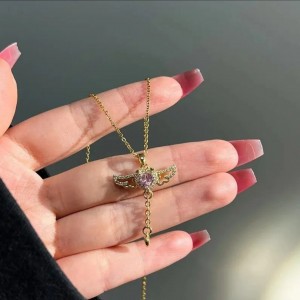 Kalp Detaylı Melek Kanadı Kolye | Pembe Zirkon Taşlı Kararmaz Altın Kaplama Kalp Detaylı Melek Kanadı Kolye | Pembe Zirkon Taşlı Kararmaz Altın Kaplama