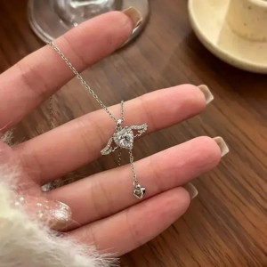 Melek Kanadı Kalp Detaylı Çelik Kolye | Beyaz Zirkon Taşlı Kararmaz Gümüş Kaplama Melek Kanadı Kalp Detaylı Çelik Kolye | Beyaz Zirkon Taşlı Kararmaz Gümüş Kaplama
